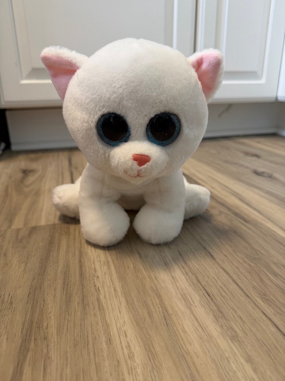 Ty Classic 9" Medium Pearl the White Cat Stuffed Animal Toy Feline No Hang Tag